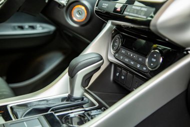 MOSCOW, RUSSIA - 30 Eylül 2019: Yeni SUV arabası Mitsubishi Eclipse Cross 'un merkez konsolu. iklim ve medya denetimi