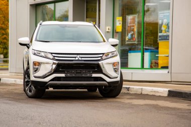 MOSCOW, RUSSIA - 30 Eylül 2019: Mitsubishi Eclipse Cross 'un yeni SUV aracı. Şehir yolunda kesişme