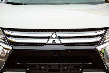 MOSCOW, RUSSIA - SEPTEMBER 30, 2019: Yeni Mitsubishi Eclipse Cross SUV beyaz renk plakalı ön radyatör ızgarası.