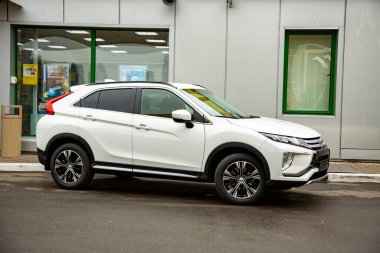 MOSCOW, RUSSIA - 30 Eylül 2019: Mitsubishi Eclipse Cross 'un yeni SUV aracı. Şehir yolunda kesişme