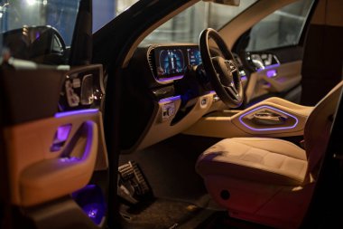 Moskova, Rusya - 24 Aralık 2019: Premium SUV Mercedes GLS sınıfı gece çekimlerinin içi bomboş. Renkli LED ortam arka ışığıyla