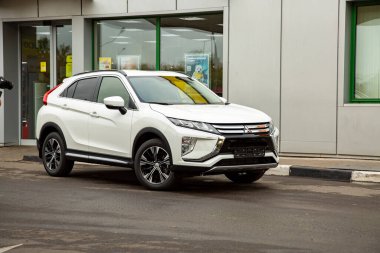 MOSCOW, RUSSIA - 30 Eylül 2019: Mitsubishi Tutulma Çapraz yeni SUV arabasının dışı. 
