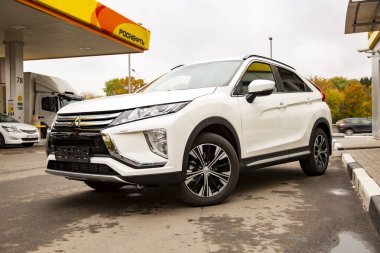 MOSCOW, RUSSIA - 30 Eylül 2019: Mitsubishi Tutulma Çapraz yeni SUV arabasının dışı.
