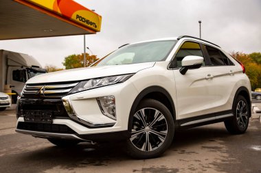 MOSCOW, RUSSIA - 30 Eylül 2019: Mitsubishi Eclipse Cross 'un yeni SUV aracı. Şehir yolunda kesişme