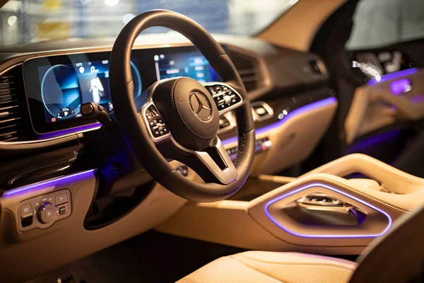 Moskova, Rusya - 24 Aralık 2019: Premium SUV Mercedes GLS sınıfı gece çekimleri için direksiyon simidi açık deri olan sürücü koltuğunun içi boş. LED renkli ambiant arka ışık ile
