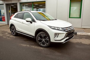 MOSCOW, RUSSIA - 30 Eylül 2019: Mitsubishi Eclipse Cross 'un yeni SUV aracı. Şehir yolunda kesişme.