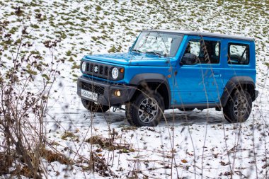 Moskova, Rusya - 24 Ocak 2020: Kış manzaralı Suzuki Jimny mini SUV ön görünümü.