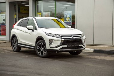 MOSCOW, RUSSIA - 30 Eylül 2019: Mitsubishi Eclipse Cross 'un yeni SUV aracı. Şehir yolunda kesişme