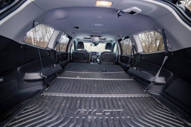 Moskova, Rusya - 2 Şubat 2020: bir Honda pilotunun büyük bagaj bölümü. Yeni off-road Honda pilotu 3. kuşağın içi bomboş. Arka koltuklar düz bir zemine katlanmış.