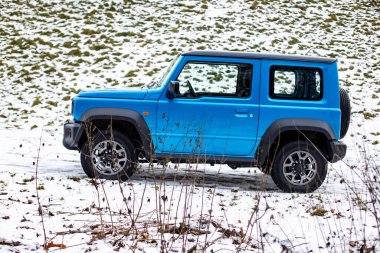 Moskova, Rusya - 24 Ocak 2020: Yeni Suzuki Jimny mini SUV 'nin dış yüzeyi kış dağlarının arka planına karşı. Suzuki 'nin arabasının insan tarafından görünüşü yok.