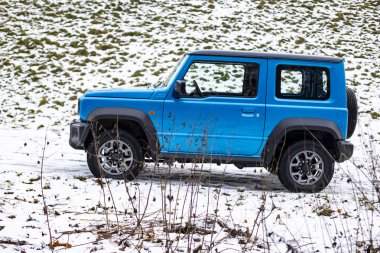 Moskova, Rusya - 24 Ocak 2020: Yeni Suzuki Jimny mini SUV 'nin dış yüzeyi kış dağlarının arka planına karşı. Suzuki 'nin arabasının insan tarafından görünüşü yok.