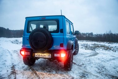 Moskova, Rusya - 24 Ocak 2020: Akşamları yeni Suzuki Jimny mini SUV 'nin arka tarafı. Japon SUZUKI SUV fren lambaları açık.. insan yok