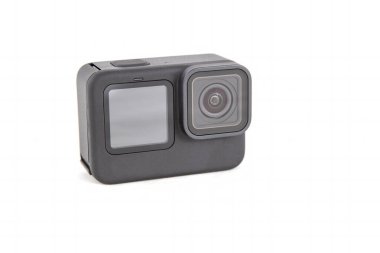 Siyah renkli yeni 4K aksiyon kamerası. İzole edilmiş beyaz arkaplan... görünürden.