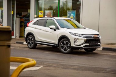 MOSCOW, RUSSIA - 30 Eylül 2019: Mitsubishi Eclipse Cross 'un yeni SUV aracı. Şehir yolunda kesişme