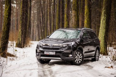 Moskova, Rusya - 2 Şubat 2020: Kış orman manzarasında yeni özel SUV Honda Pilot 'un dış görünüşü.