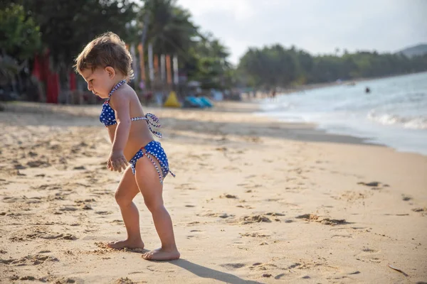 Urocza Dziewczynka Bawiąca Się Piaszczystej Plaży Tropikalnej Wyspy Letnie Wakacje — Zdjęcie stockowe