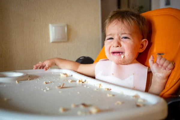 Retrato Bebé Llorando Lindo Niño Sentado Con Mesa Comedor — Foto de Stock