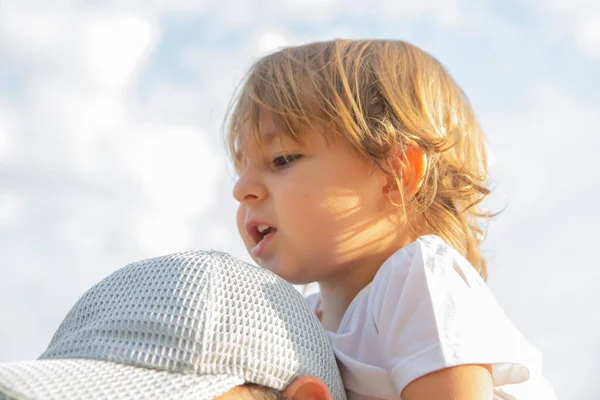 Adorável Criança Senta Nos Ombros Pai Close Retrato Uma Criança — Fotografia de Stock