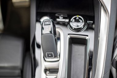 Yeni modern bir arabanın otomatik şanzıman topuzuna yakın çekim. en üstteki görünüm