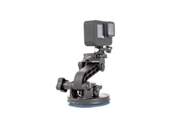 Mount Tripod 'da siyah renkli yeni aksiyon kamerası. beyaz arkaplanda izole..