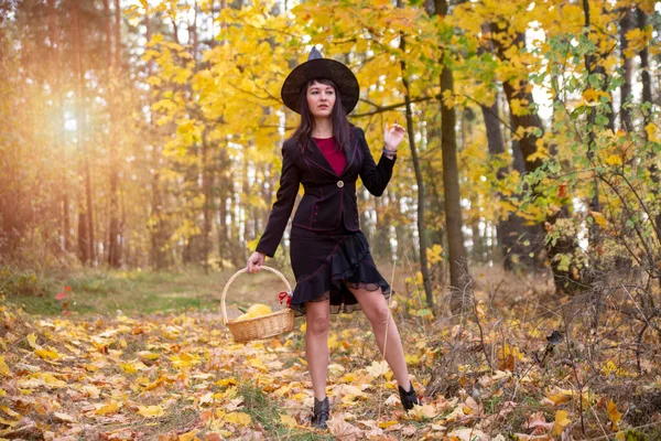 가을 숲의 마녀. 할로윈 코스프레. 할로윈 이 휴일이 되다 — 스톡 사진