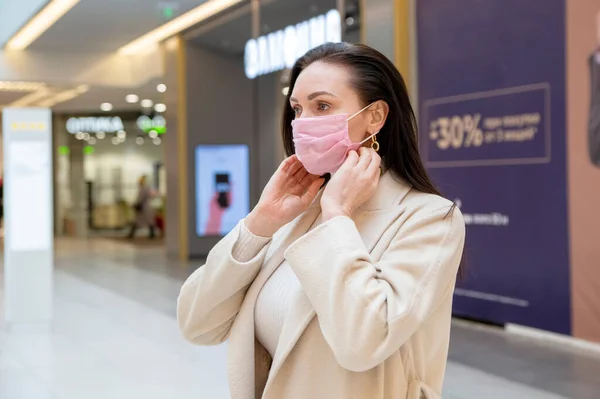 Una Mujer Pone Una Máscara Protección Médica Lugar Público — Foto de Stock