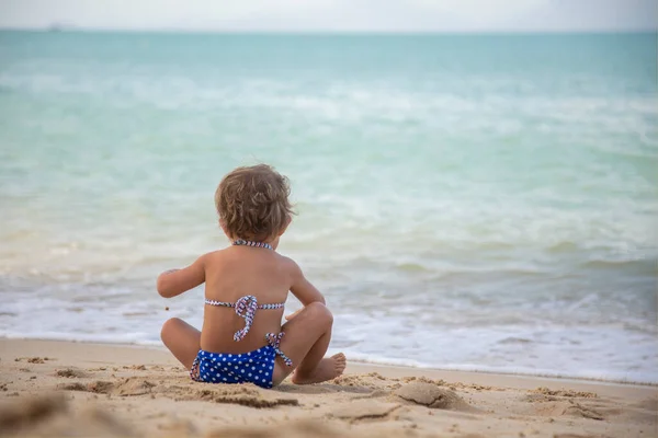 熱帯の島の砂浜で遊んでいる愛らしい幼児の女の子 夏休み — ストック写真