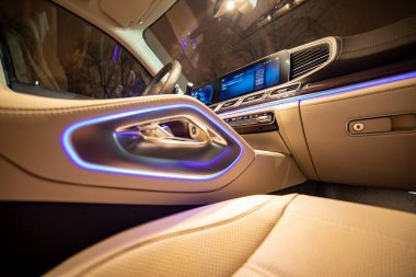 Moskova, Rusya - 24 Aralık 2019: Premium bir SUV Mercedes GLS sınıfının lilac LED ambientlight deri iç mimarisi. Renk değiştir. gece fotoğrafı