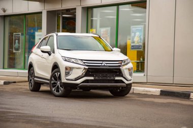 MOSCOW, RUSSIA - 30 Eylül 2019: Mitsubishi Eclipse Cross 'un yeni SUV aracı. Şehir yolunda kesişme