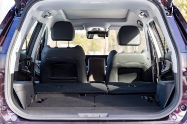 Moskova, Rusya - Mart 18.2021: Yeni modern SUV chery tiggo 8 profesyonel yedi koltuklu minivan, Çinli üretici Chery Chery 'nin içi boş.