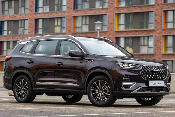 Moskova, Rusya - Mart 18.2021: Yeni modern SUV chery tiggo 8 pro. Çinli üretici Chery 'nin yedi koltuklu yeni minivanı.