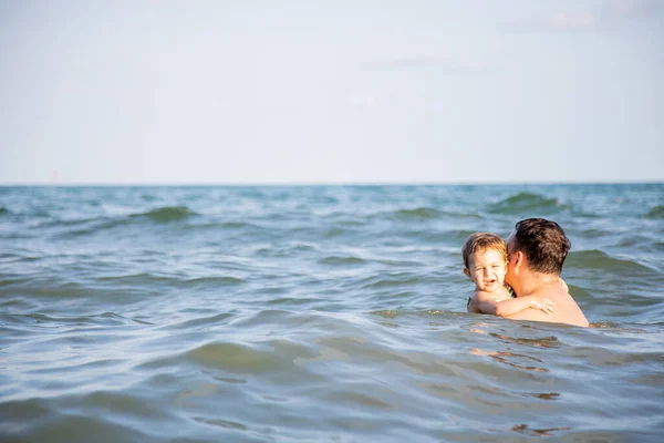 父親は概念を愛してる 最高のお父さん お父さんは暖かくて楽しい海の水にかわいい幼児の娘を入浴させます — ストック写真
