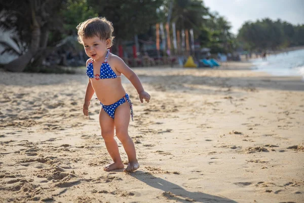 Szczęśliwa Dziewczynka Stroju Kąpielowym Biegnie Wzdłuż Plaży Palmami Urocza Dziewczynka — Zdjęcie stockowe