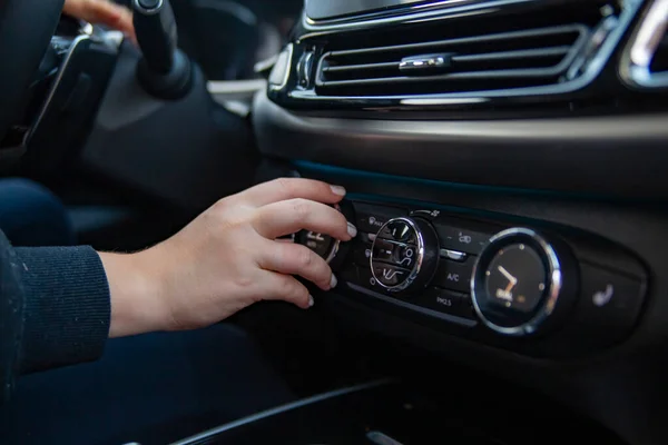 Hand Van Vrouw Verwisselt Airconditioning Auto Chauffeur Zet Airco Aan — Stockfoto