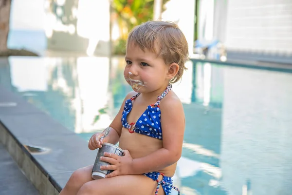 Mała Dziewczynka Stroju Kąpielowym Jedząca Jogurt Przy Basenie — Zdjęcie stockowe
