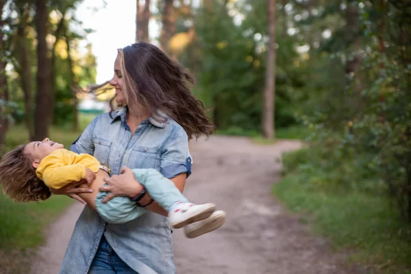 Jonge Vrouw Speelt Met Peuter Meisje Geel Park — Stockfoto