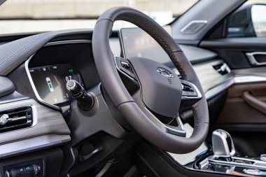 Moskova, Rusya - 18 Mart 2021: Yedi koltuklu yeni bir minivan Chery Tiggo 8 profesyonel. Çin arabası. Direksiyon ve sürücü koltuğu. Kapat.