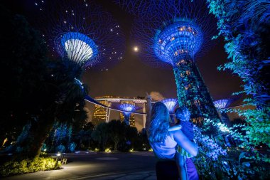 Singapur - 3 Mart 2020 körfezdeki Singapur park bahçeleri, süperağaç ve marina körfezi kumları gece ışıkları altında inşa ediliyor.