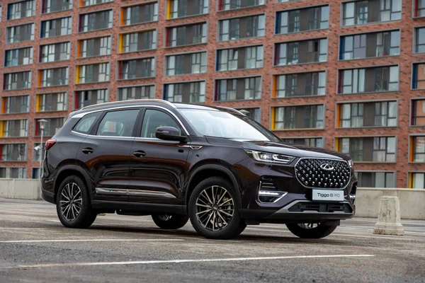 Moskova, Rusya - Mart 18.2021: Yeni modern SUV chery tiggo 8 pro. Çinli üretici Chery 'nin yedi koltuklu yeni minivanı.