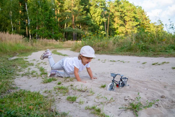 Adorable Niño Juega Con Una Bicicleta Juguete Naturaleza Niño Cuatro — Foto de Stock