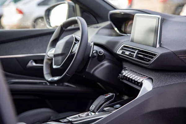 Interior do carro de luxo escuro. Couro preto volante multifuncional, arranque e paragem do motor buttom, painel, volante e assento do motorista — Fotografia de Stock