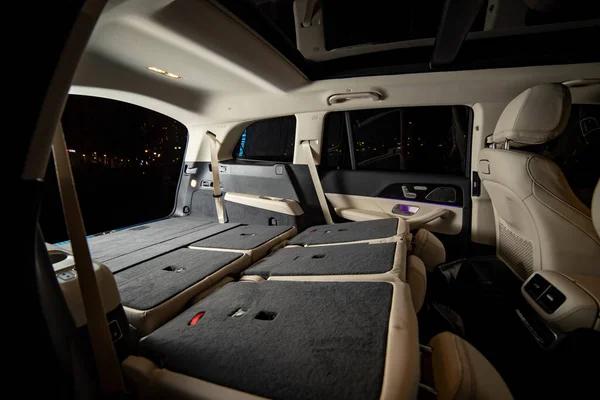 Intérieur vide et spacieux de SUV premium. sièges arrière pliés en flor plat dans une voiture de luxe chère, vue latérale du coffre plat — Photo