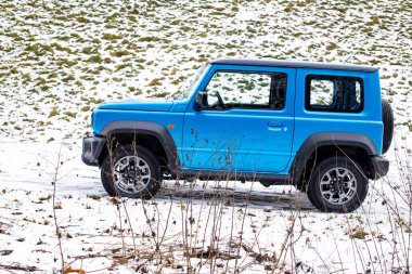 Moskova, Rusya - 24 Ocak 2020: Yeni Suzuki Jimny mini SUV 'nin dış yüzeyi kış dağlarının arka planına karşı. Suzuki 'nin arabasının insan tarafından görünüşü yok.