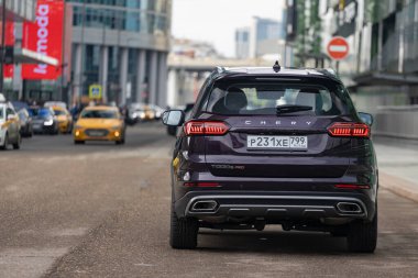 Moskova, Rusya - 18 Mart 2021: Yeni amiral gemisi Chery Tiggo 8 Pro 'nun arka görüntüsü. LED arka farlar Çin arabası