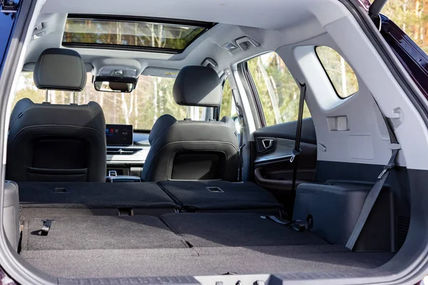 Moskau, Russland - 18. März 2021: Volumenleerer Kofferraum mit flachen Sitzen des neuen modernen SUV Chery Tiggo 8 pro siebensitziger Minivan des chinesischen Herstellers Chery — Stockfoto