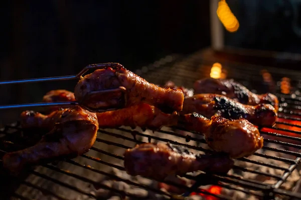シェフの料理ジャークバーベキューグリルハンド旋削食品のバーベキューチキン 焼き肉 — ストック写真