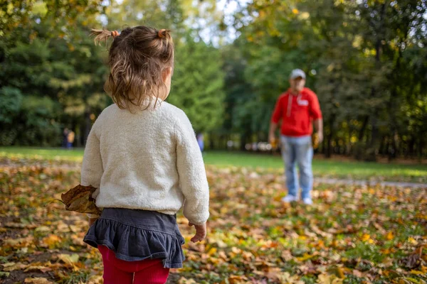 Padre Hija Divirtiéndose Parque Papá Con Niña Parque Otoño — Foto de Stock