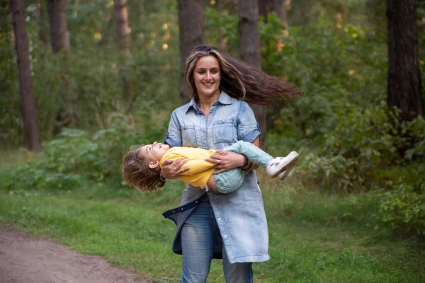 Jovem Mãe Está Girando Com Bebê Seus Braços Mãe Feliz — Fotografia de Stock