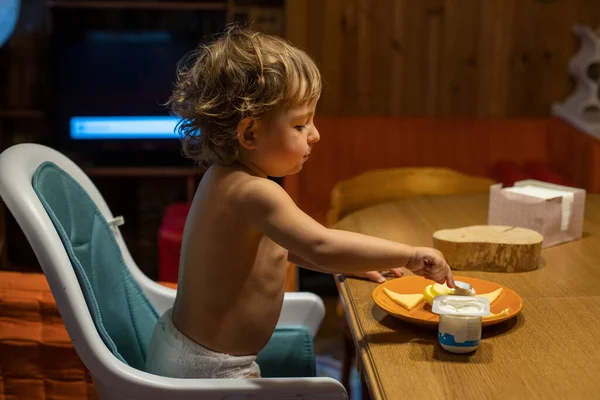 Lindo Bebé Caucásico Comiendo Mesa Niño Come Solo Mesa Adultos — Foto de Stock