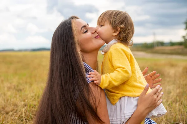 Adorável Criança Menina Beija Sua Mãe Piquenique Campo — Fotografia de Stock